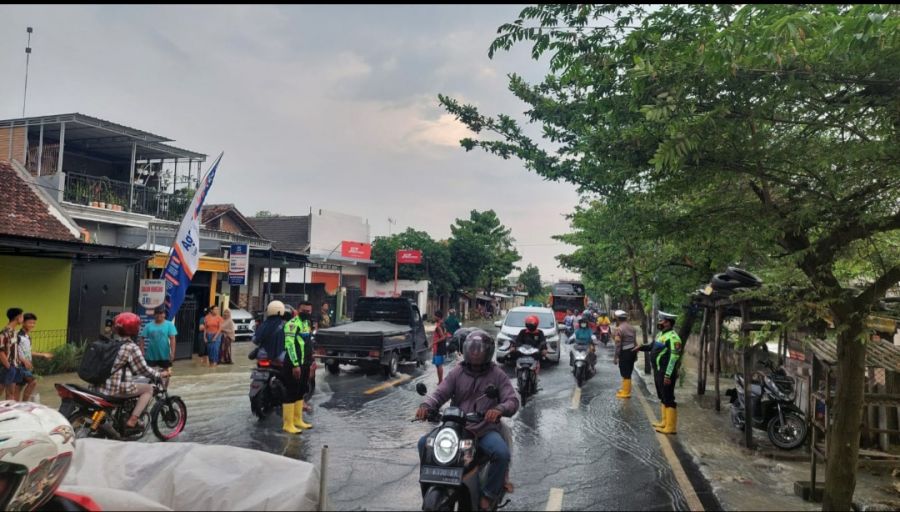 Jalan Poros Tergenang Air Sungai Pacal, Satlantas Polres Bojonegoro Lakukan Penguraian Arus Lalin