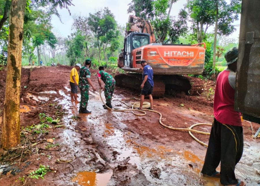 Jalan Tertimbun Tanah, Anggota TNI Polri Bersama Masyarakat Dengan Sigap di Solokuro Bersihkan Jalan