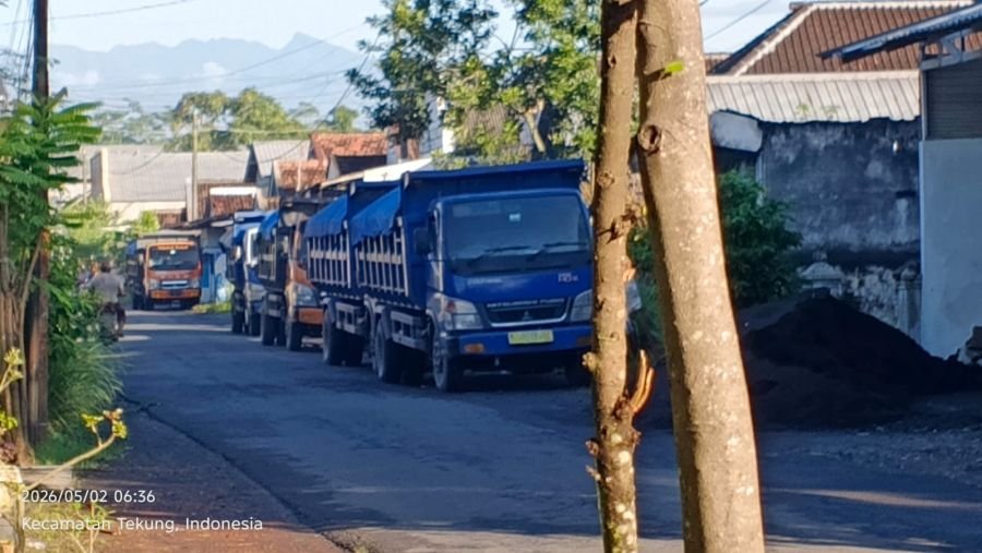 Jalan Tukum Kidul Rusak Parah, Warga Sorot Dump Truck Pasir