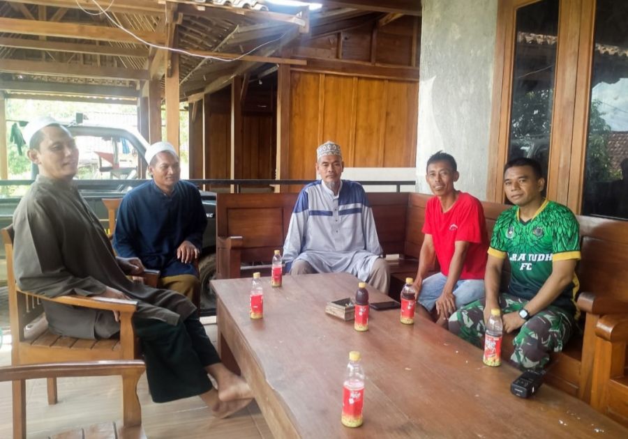Jalin Kedekatan, Satgas TMMD 115 Kodim 0813 Bojonegoro Komsos dengan Tokoh Masyarakat