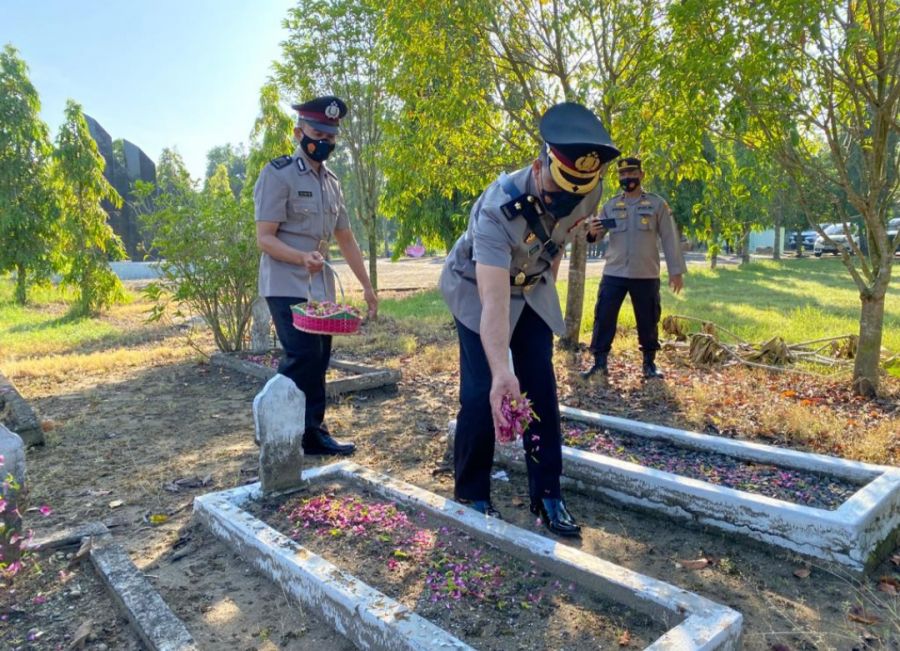 Jelang Hari Bhayangkara Ke – 76, Polres Bojonegoro Ziarah ke TMP