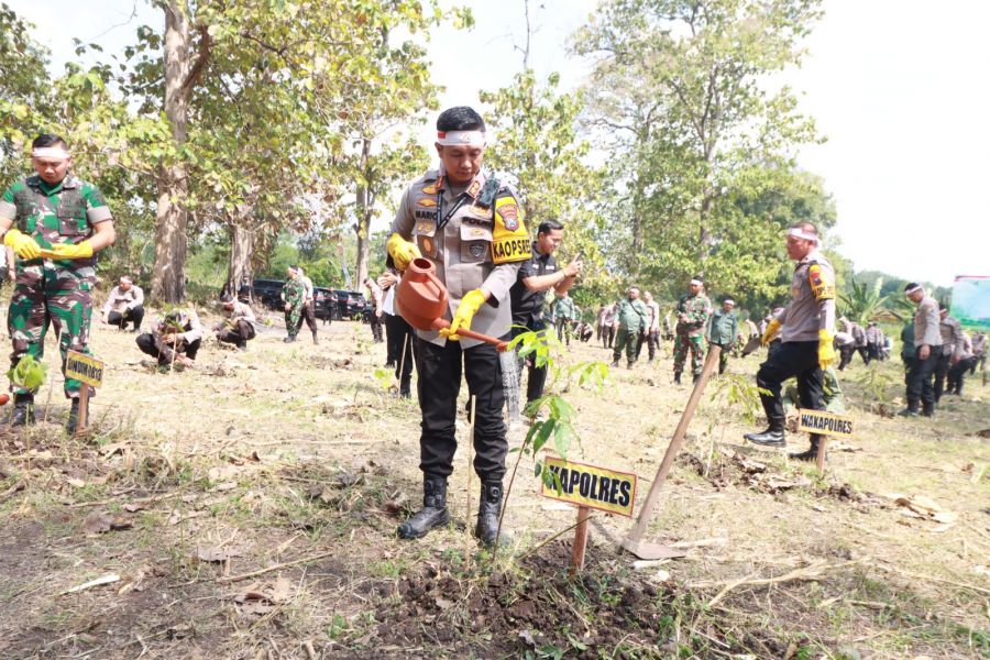 Jelang Hari Bhayangkara Ke 78, Polres Bojonegoro Salurkan 2000 Bibit Sayuran, Lele, Tanam 1500 Pohon