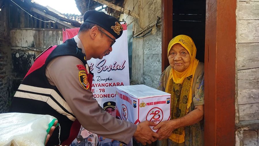 Jelang Hari Bhayangkara Ke – 78, Sat Samapta Polres Bojonegoro Salurkan Bansos Door to Door