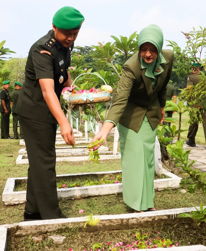 Jelang Hari Juang TNI Angkatan Darat ke- 78, Kodim 0813 Bojonegoro Ziarah ke Makam Pahlawan