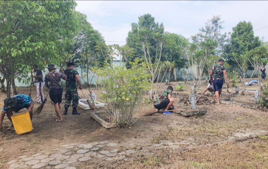 Jelang HUT ke- 76 Persit, Kodim 0813 Bojonegoro Karya Bakti Bersih-bersih Lingkungan TMP