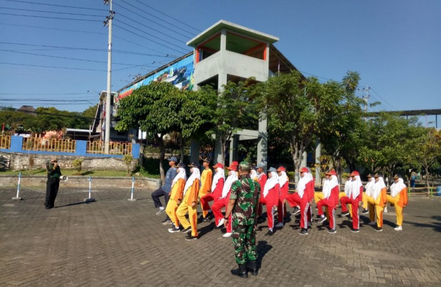 Jelang HUT RI, Babinsa Koramil Paciran Latih Paskibra Tingkat Kecamatan