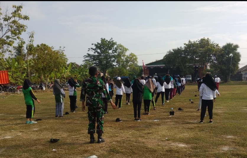 Jelang HUT RI ke 77, Anggota Koramil 0812/16 Sekaran terus Asah Tim Paskibra Kecamatan Sekaran