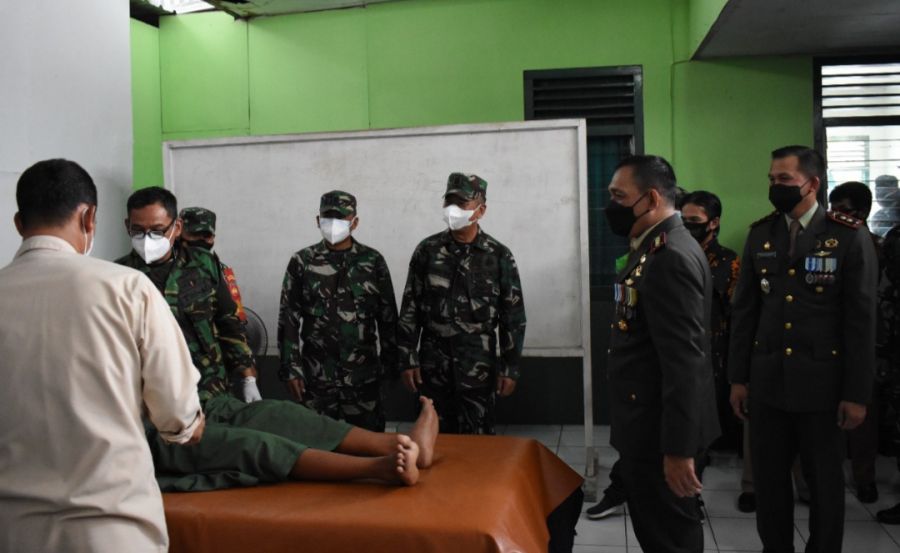 Jelang HUT TNI Danrem 071/Wijayakusuma Pimpin Ziarah di TMP Tanjung Nirwana dan Tinjau Khitan Masal