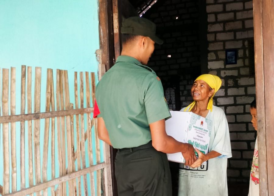 Jelang Lebaran, Babinsa Koramil Sumberrejo Kodim 0813 Bojonegoro Berbagi Bingkisan