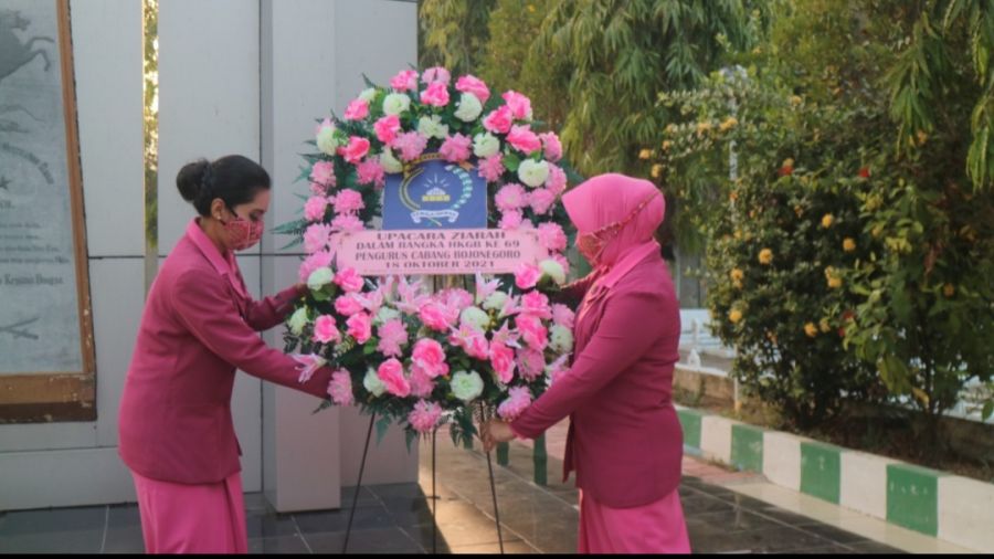 Bhayangkari Cabang Bojonegoro Ziarah dan Tabur Bunga di Taman Makam Pahlawan