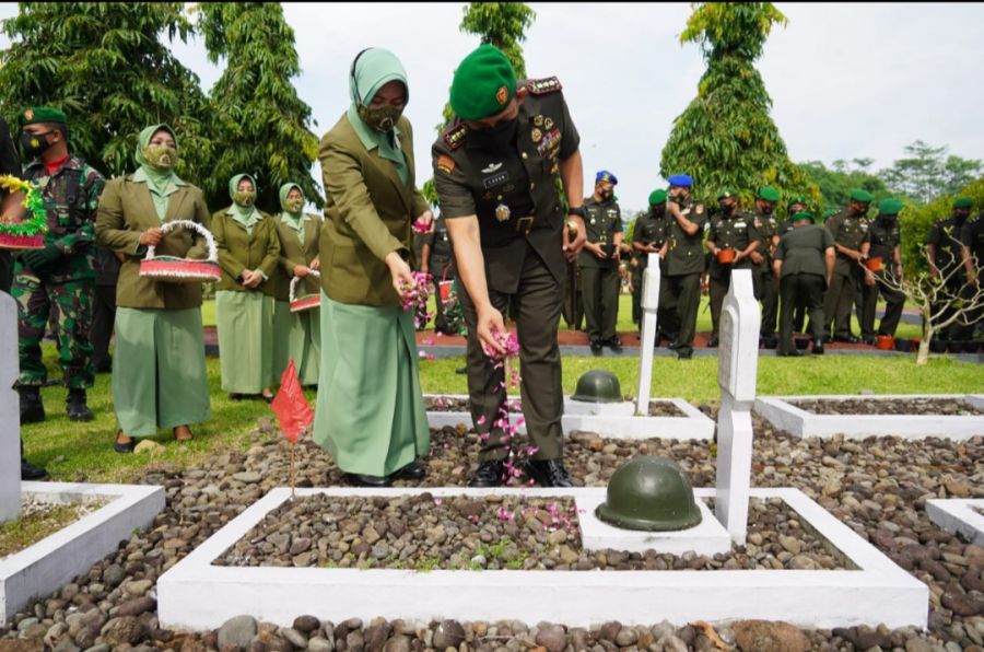Jelang Peringati Hari Juang TNI AD Tahun 2021, Korem 071/Wijayakusuma Ziarah Makam Pahlawan