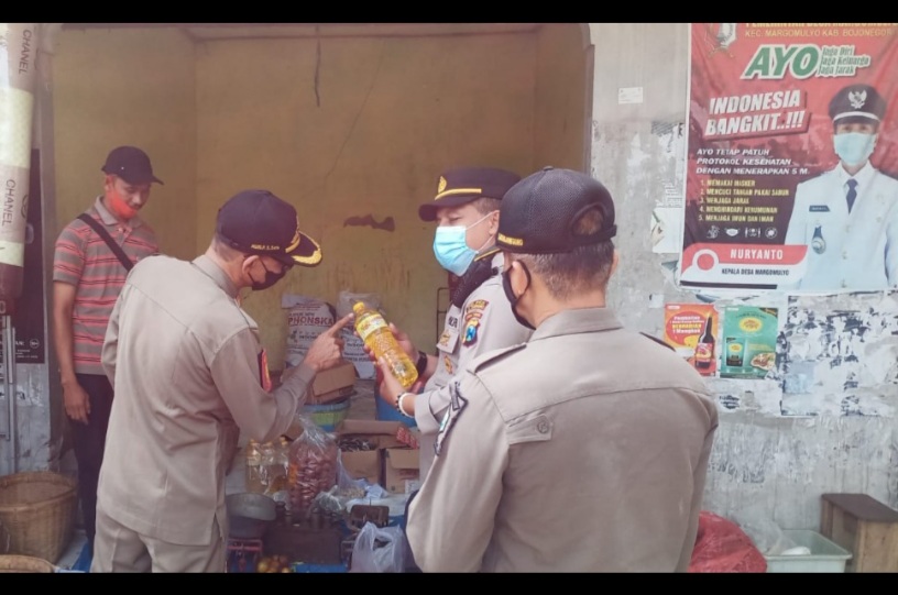 Jelang Ramadhan, Kapolsek Margomulyo Pimpin Pengecekan Stok Minyak Goreng dan Sembako