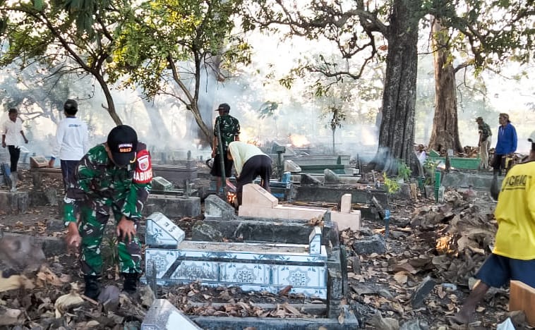 Jelang Sedekah Bumi, Babinsa Bubulan Kodim 0813  Bojonegoro bersama Warga Ngorogunung Bersih-bersih