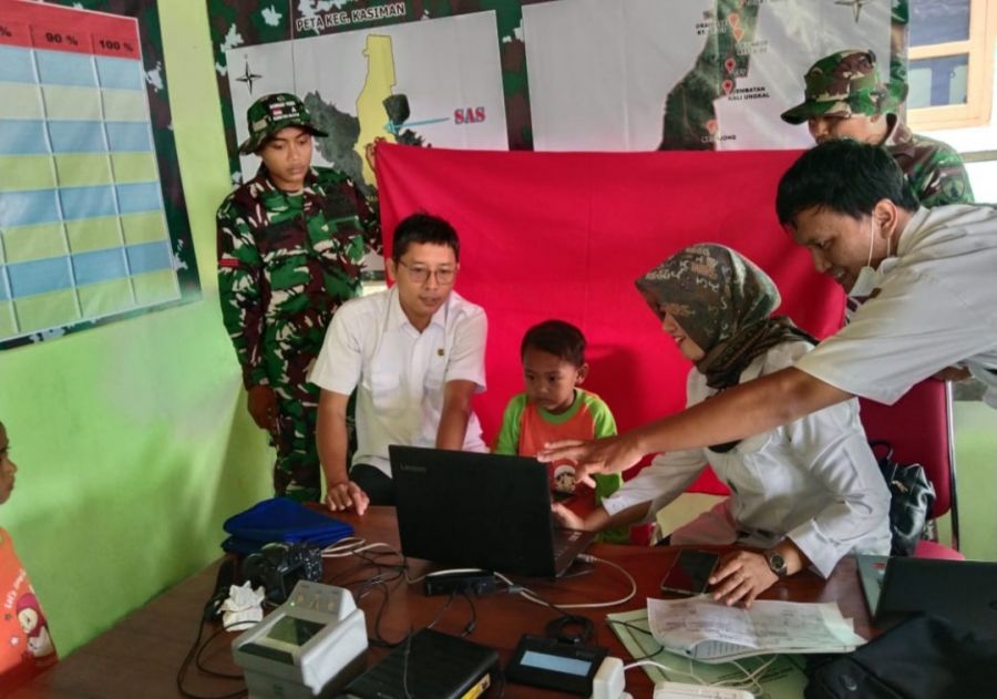 Jemput Bola, Dinas Dukcapil Bojonegoro Gelar Layanan Administrasi Kependudukan dilokasi TMMD 115