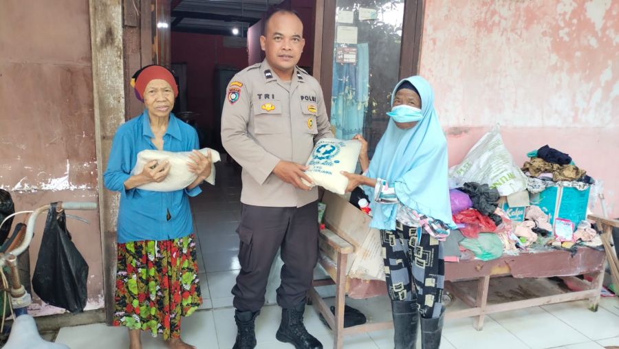 Jum'at Berkah, Polsek Sumberrejo Bagikan Sembako Kepada Warga