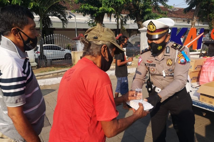 Jumat Berkah, Satlantas Polres Bojonegoro Berbagi Nasi Kotak