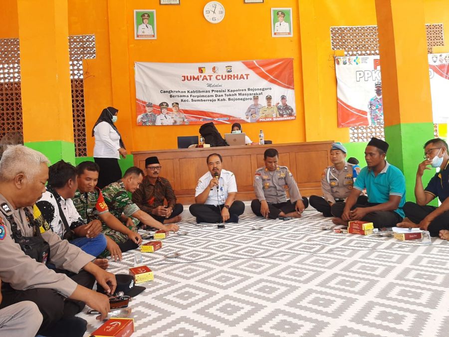 Jum'at Curhat Di Desa Teleng, Warga Curhat Mengenai Kesulitan Mengurus SIM Baru