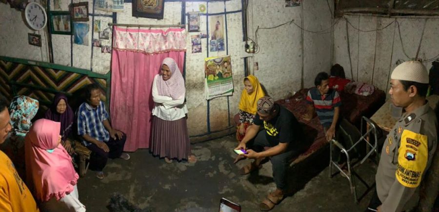 Kanit Binmas Polsek Widang Dampingi Tim Yayasan Berkas Bersinar Abadi Kunjungi 17 Warga ODGJ