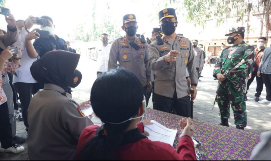 Kapolda Jatim Lakukan Pengecekan Vaksinasi di Gedung Sasana Praja Ponorogo