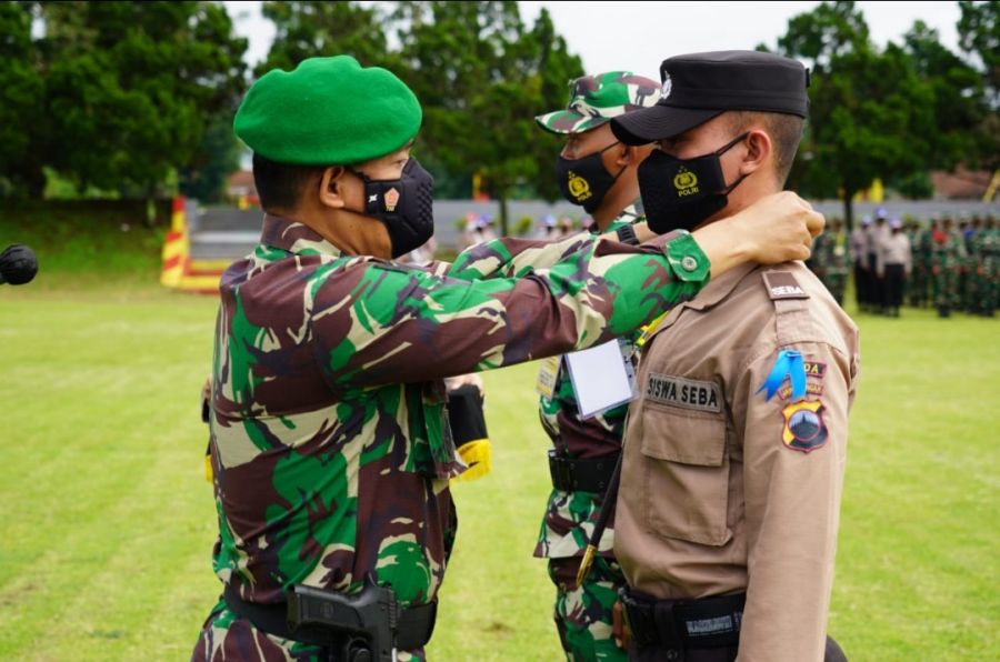 Kapolres AKBP EG Pandia Beri Reward Dua Personel Polri, Babinsa dan Rewalan Nakes