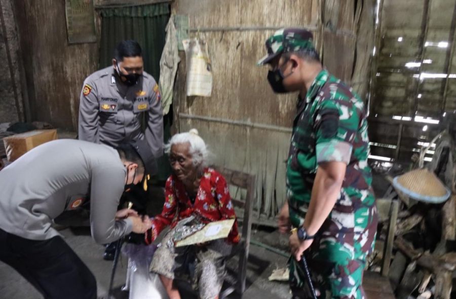 Kapolres Bersama Dandim 0813 Bojonegoro Beri Bantuan Paket Sembako Kepada Keluarga Kurang Mampu