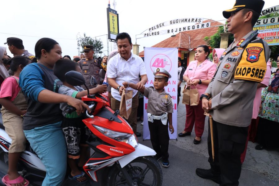 Kapolres Bersama Ketua PYKB Cabang Bojonegoro Bagi-Bagi Takjil Kepada Warga