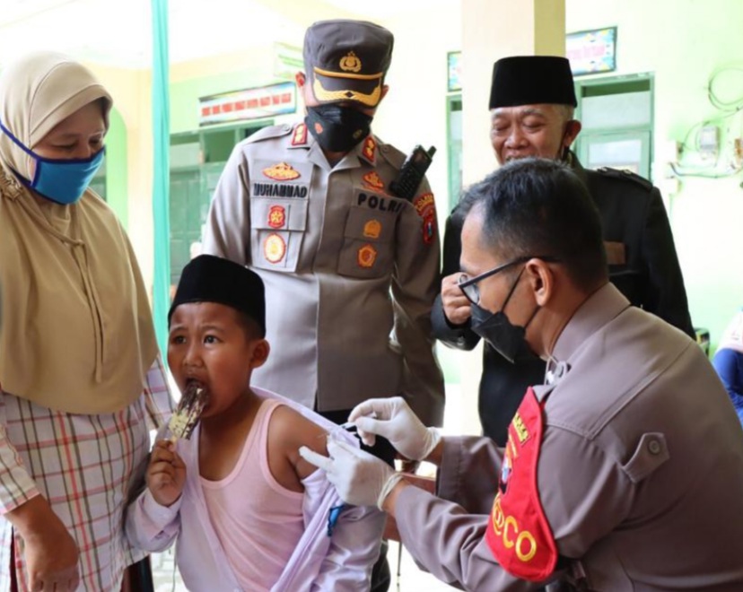 Kapolres Bojonegoro AKBP Muhammad Meninjau Langsung Kegiatan Vaksinasi Untuk Anak Usia 6-11 Tahun