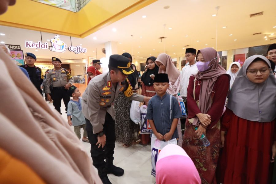 Kapolres Bojonegoro Belanja Baju Lebaran di Mal Bersama Anak Yatim