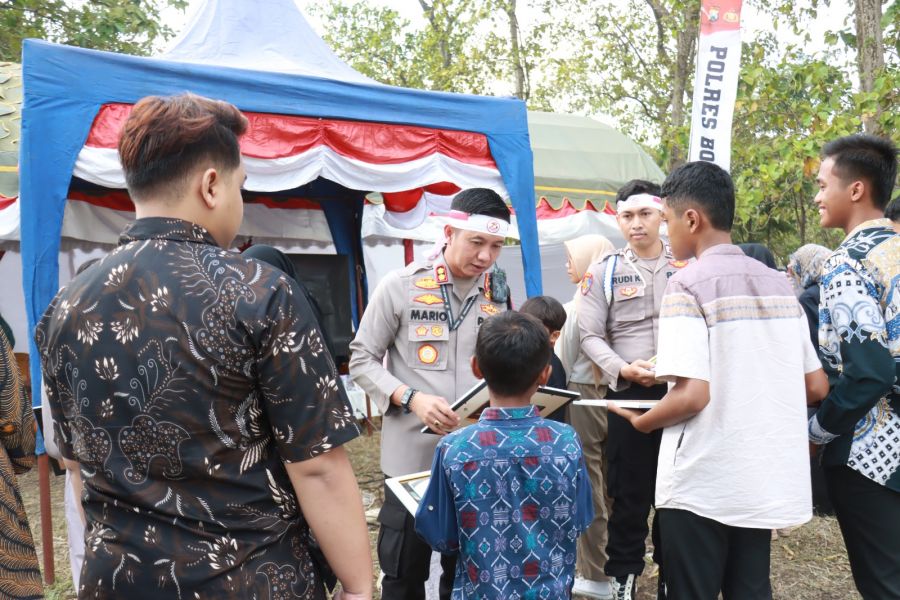 Kapolres Bojonegoro Beri Beasiswa kepada 33 Putra-Putri Polri Berprestasi