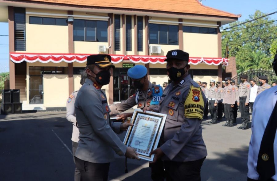 Kapolres Bojonegoro Beri Penghargaan Kepada 16 Anggota Berprestasi