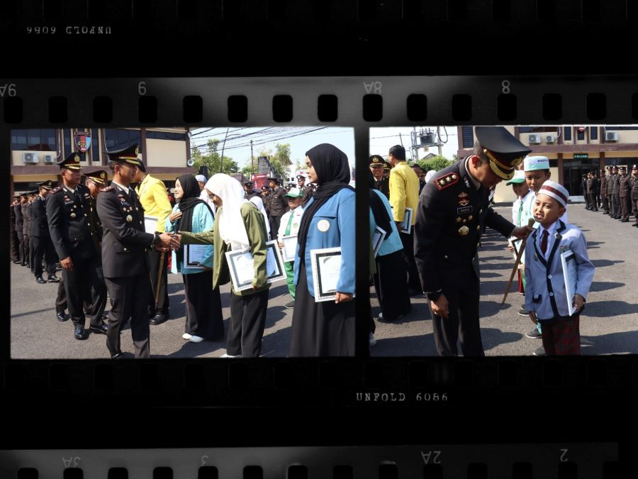 Kapolres Bojonegoro Beri Penghargaan kepada Siswi Juara Pencak Silat Kapolri Cup