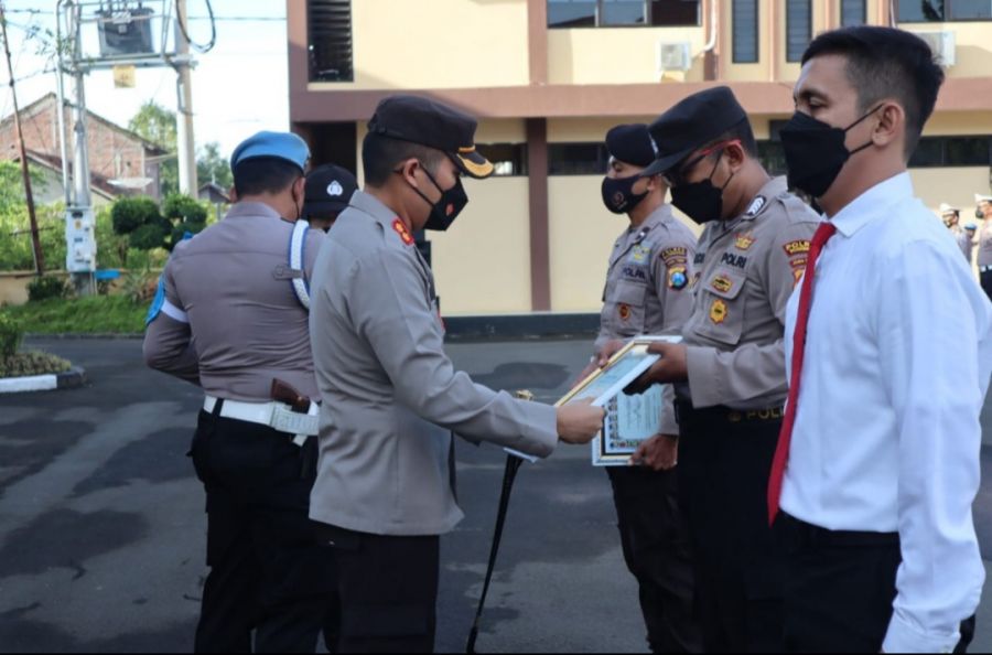 Kapolres Bojonegoro Berikan Reward 11 Anggota Yang Berprestasi