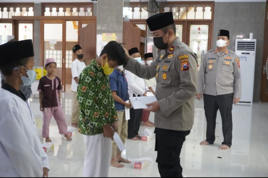 Kapolres Bojonegoro Berikan Santunan Kepada Anak Yatim Piatu