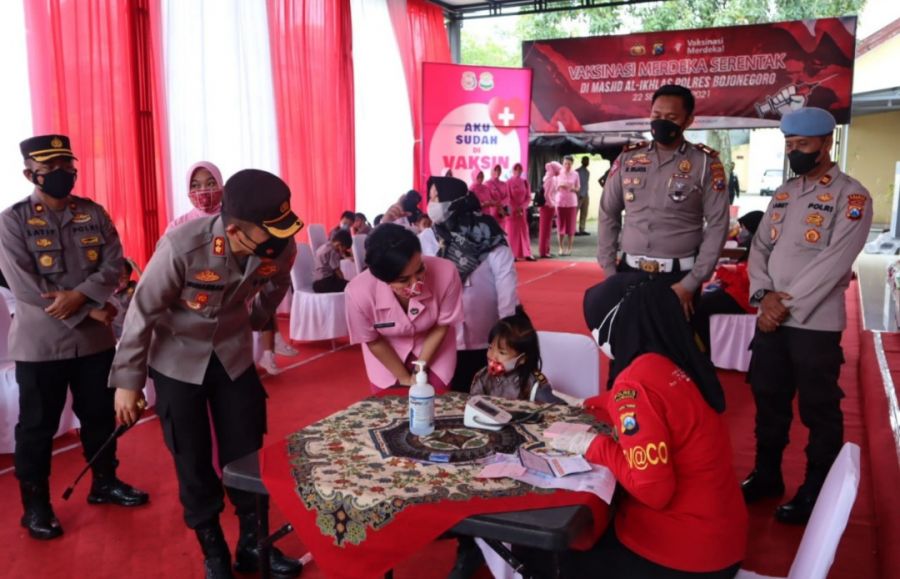 Kapolres Bojonegoro Bersama Ketua Pengurus YKB Cabang Bojonegoro Tinjau Vaksinasi Anak