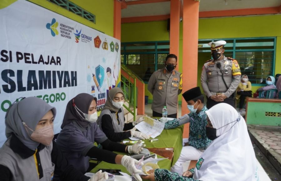 Kapolres Bojonegoro Bersama Wakil Bupati Bojonegoro Tinjau Gerai Vaksinasi