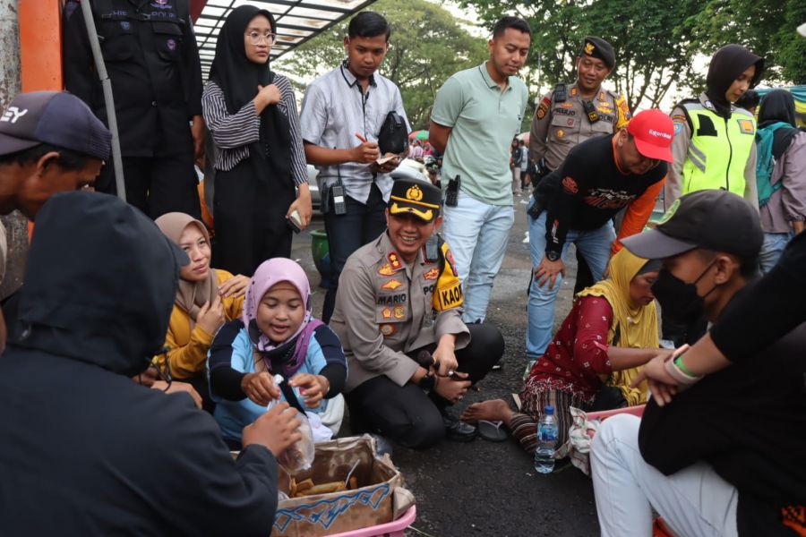 Kapolres Bojonegoro Borong Lumpia Persibo dan Dibagikan ke Suporter Saat Pertandingan Usai