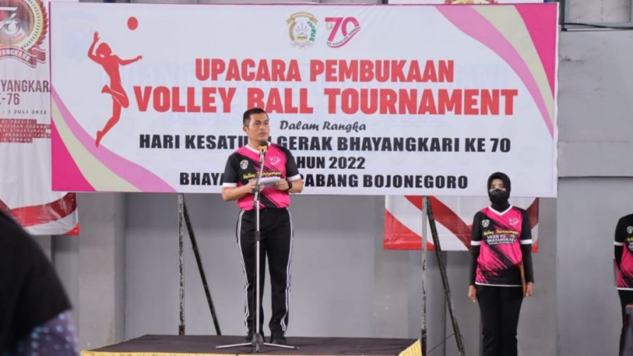 Kapolres Bojonegoro Buka Turnamen Bola Voli HKGB Ke – 70 Tahun 2022