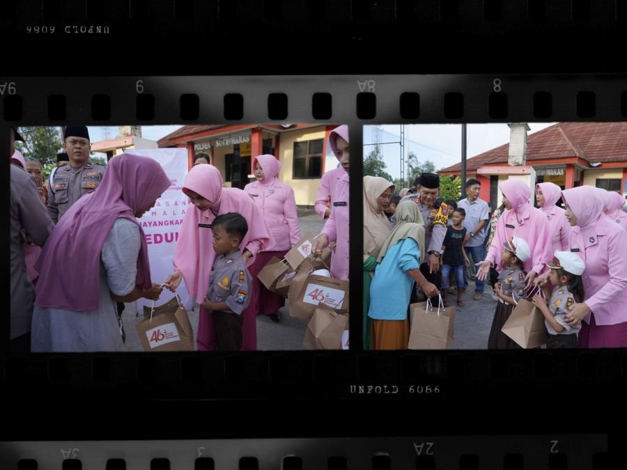 Kapolres Bojonegoro dan Siswa TK Kemala Bhayangkari 67 Sugihwaras Berbagi Takjil