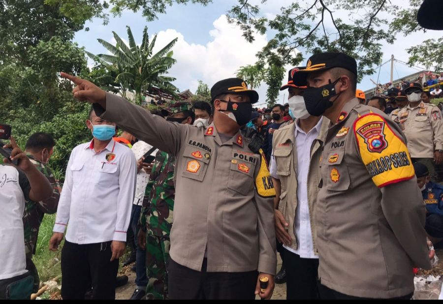 Kapolres Bojonegoro Dengan Sigap Mendatangi Kejadian Perahu Tenggelam di Kanor-Rengel