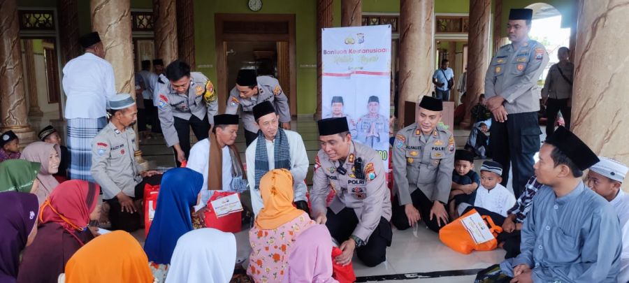 Kapolres Bojonegoro  Kembali Salurkan Bansos di Desa Ngulanan