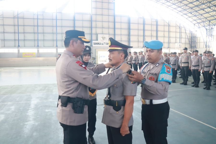 Kapolres Bojonegoro Polda Jatim Lantik Kapolsek dan Beri Penghargaan Kepada Anggota yang Berprestasi