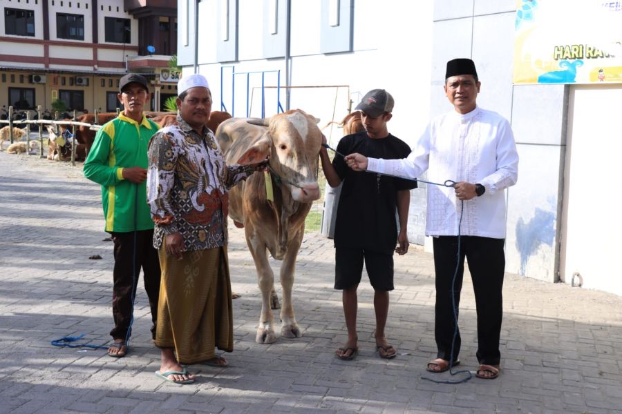 Kapolres Bojonegoro Serahkan Hewan Qurban Idul Adha 1444 H