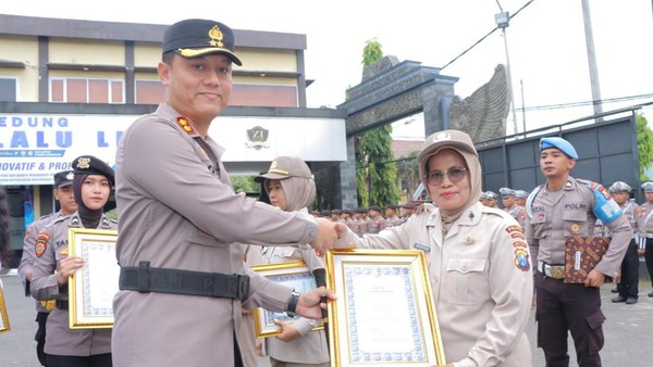 Kapolres Lamongan AKBP Bobby A Condroputra Berikan Penghargaan Kepada 26 Anggota Polisi Berprestasi 