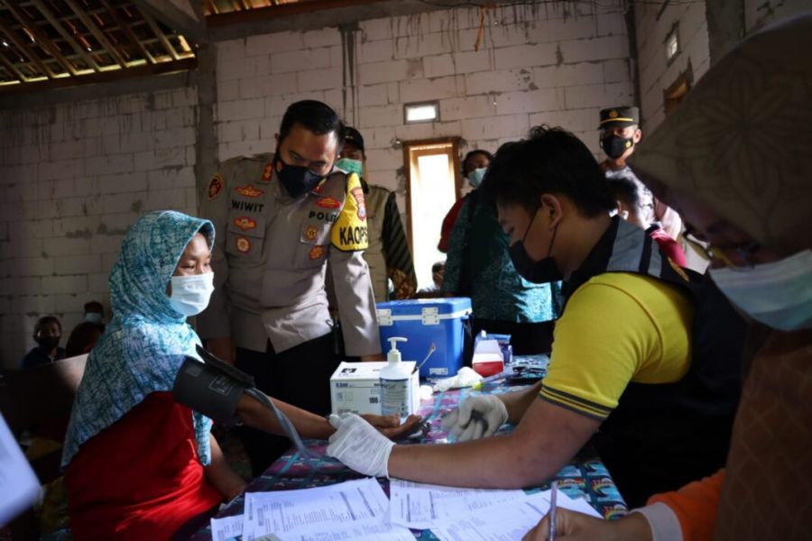 Kapolres Pacitan Distribusikan Kursi Roda Penyandang Disabilitas Hingga Vaksinasi Puluhan Lansia