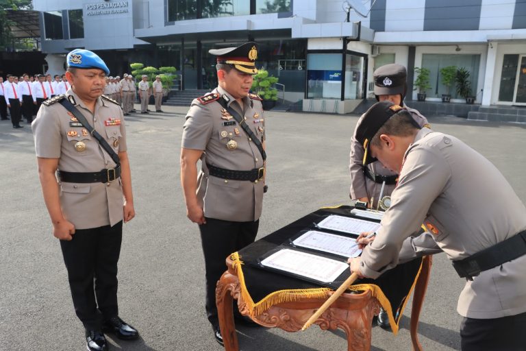 Kapolrestabes Surabaya Pimpin Upacara Serah Terima Jabatan Wakapolrestabes Surabaya