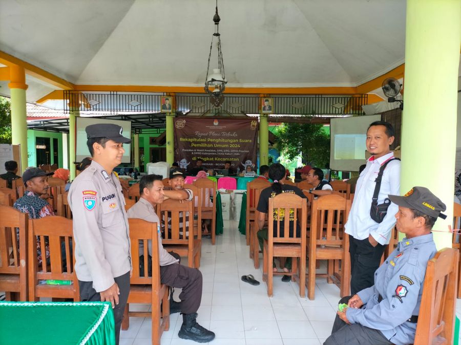 Kapolsek Lakukan Pemantauan Rapat Pleno Rekapitulasi Penghitungan Suara di PPK Purwosari