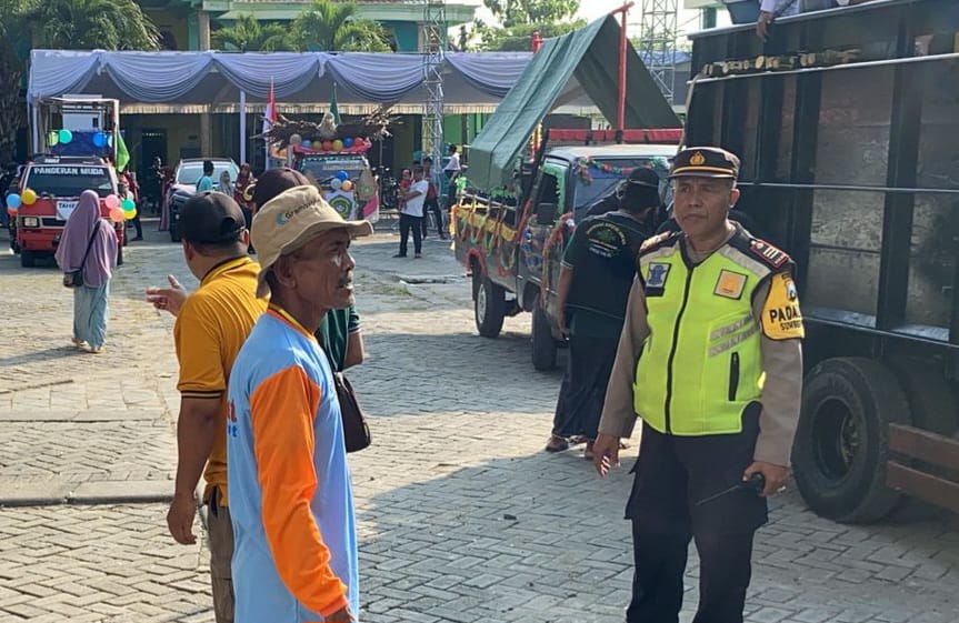 Kapolsek Sumberrejo Pimpin Langsung Pengamanan dan pengawalan Jalannya Parade Mobil Hias