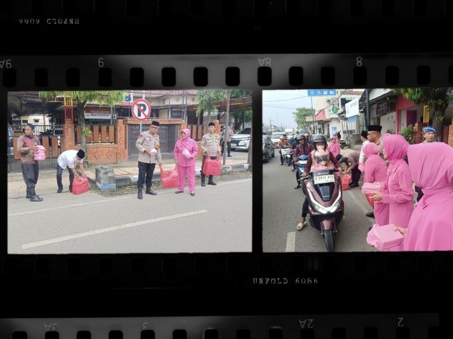 Kapolsek Sumberrejo Polres Bojonegoro Bagikan Takjil Kepada Masyarakat