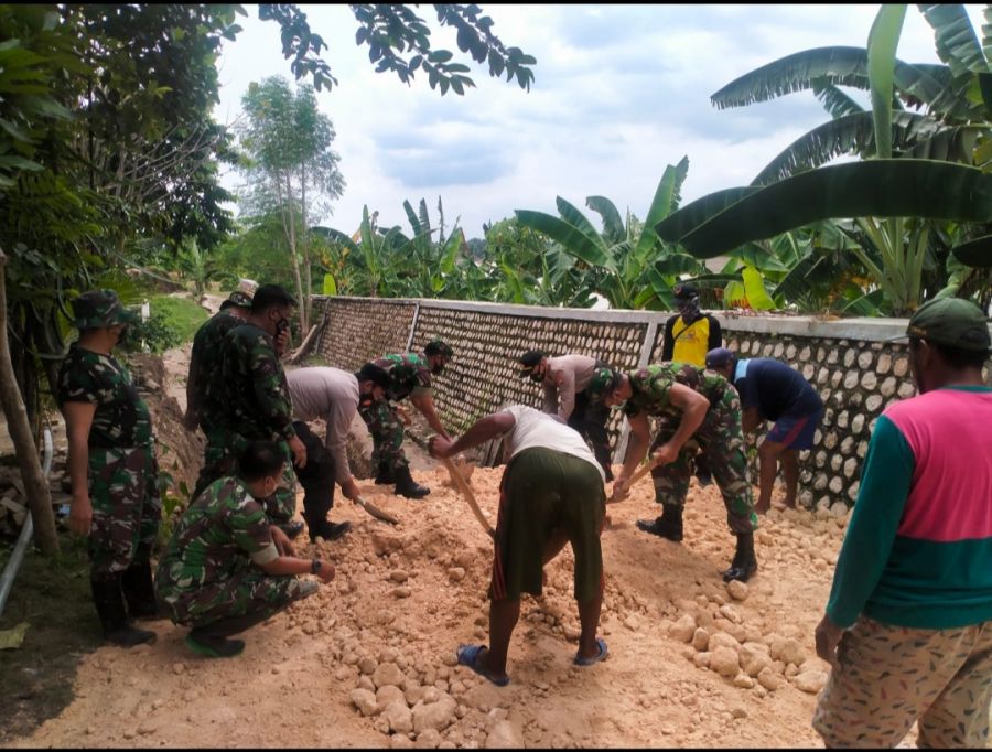 Karya Bakti TNI-Polri Bersama Warga di Kecamatan Kanor Perbaiki Jalan Yang Ambles