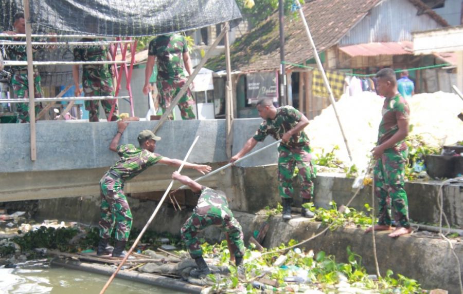 Karya Bakti TNI Polri dan Masyarakat Bersama Bersihkan Enceng Gondok Sepanjang Sungai Kiringan